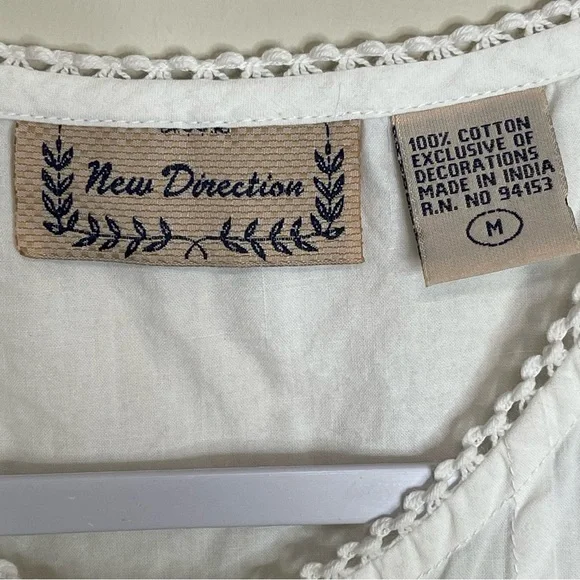 New Direction Floral Embroidered White Top Crochet Sleeveless Button Up Size M - Picture 6 of 10